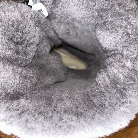 UGG ADIRONDACK III TALL BLACK GRAY WATERPROOF WOMENS SIZE 6 AUTHENTIC BOOTS - Picture 14 of 16